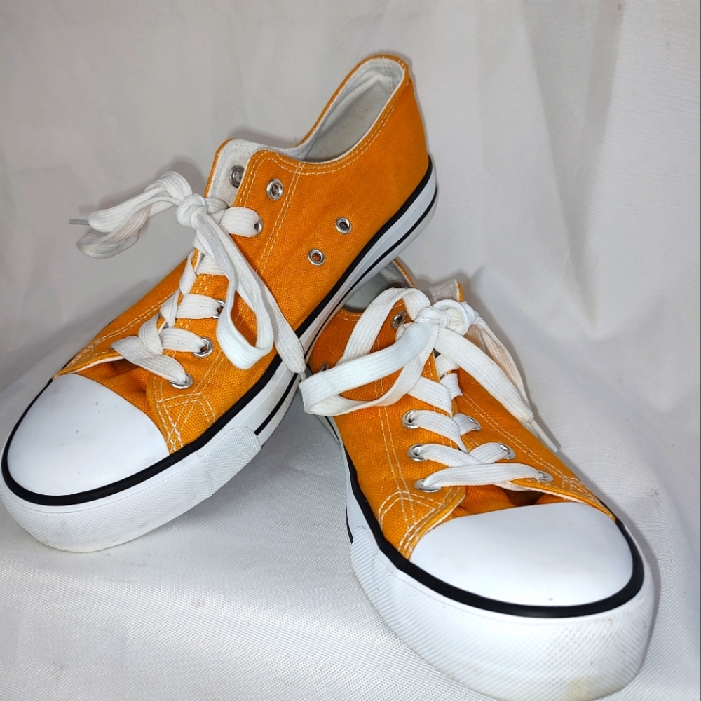 Classic Minimalist Ochre Mens 9 Chuck Style Low Top.